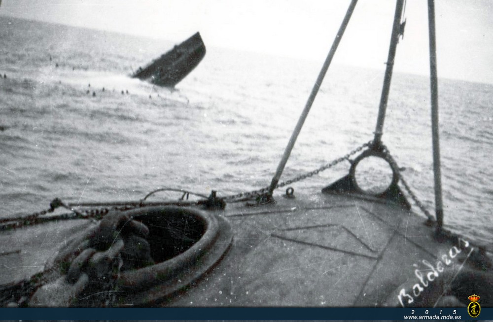 Últimos momentos del B-6, imagen del hundimiento tomada desde el destructor nacional "Velasco". El submarino resultaría hundido después de un enfrentamiento en superficie contra unidades nacionales frente a la costa asturiana el 19 de septiembre de 1936.